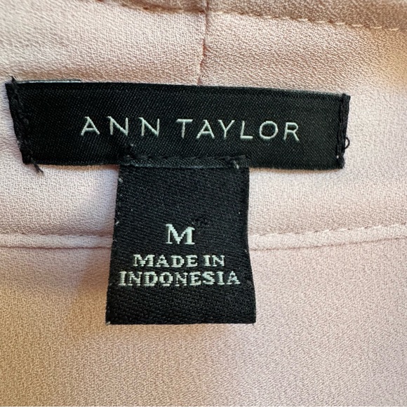 Ann Taylor Soft Pink Buttoned Tunic Flowy Blouse. Size M - Picture 4 of 6